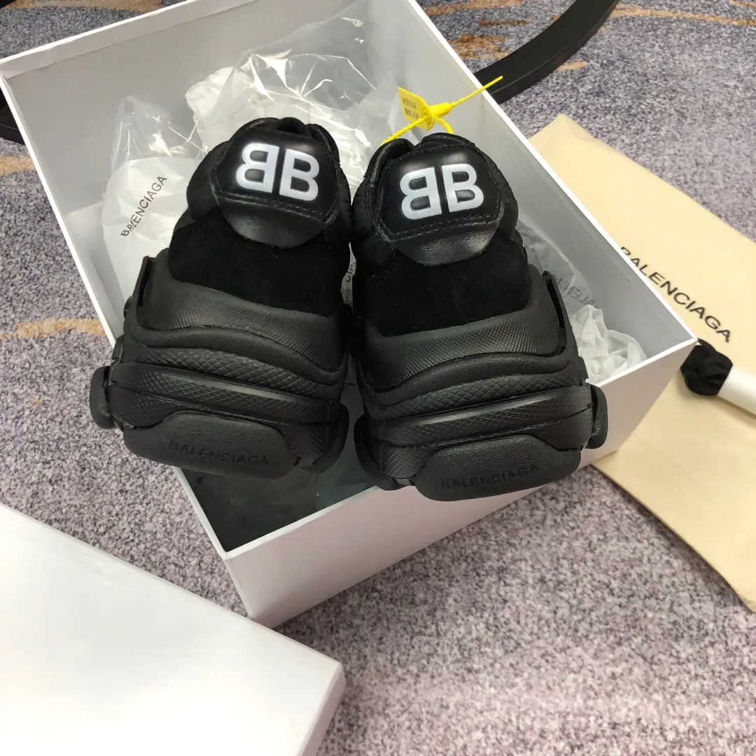 👟👟Ex-factory price 800👟👟 Balenciaga second generation 17 colors🖤 Balenciaga Triple-s Balenciaga-dad shoes. The world’s most popular retro jogging shoes 🔥. 🔺Retro distressed craftsmanship ~ original combination sole, heavy craftsmanship, not a low-end 2-layer combination sole! The upper is made of imported parachute cloth spliced ​​with nubuck matte, priced at 24 yuan per foot, which is different from the ordinary canvas on the market! The back is covered with cowhide high-frequency embossing! ⚠️When purchasing authentic products at the counter, I specifically asked the clerk about the materials. Size: 35-41 yards, men’s size 39-45, matching cloth bag, shoelaces, complete certificate of certification/men’s model will be notified later.